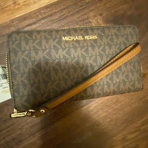 Michael kors large flat multifunction phone case.  It has never been used.